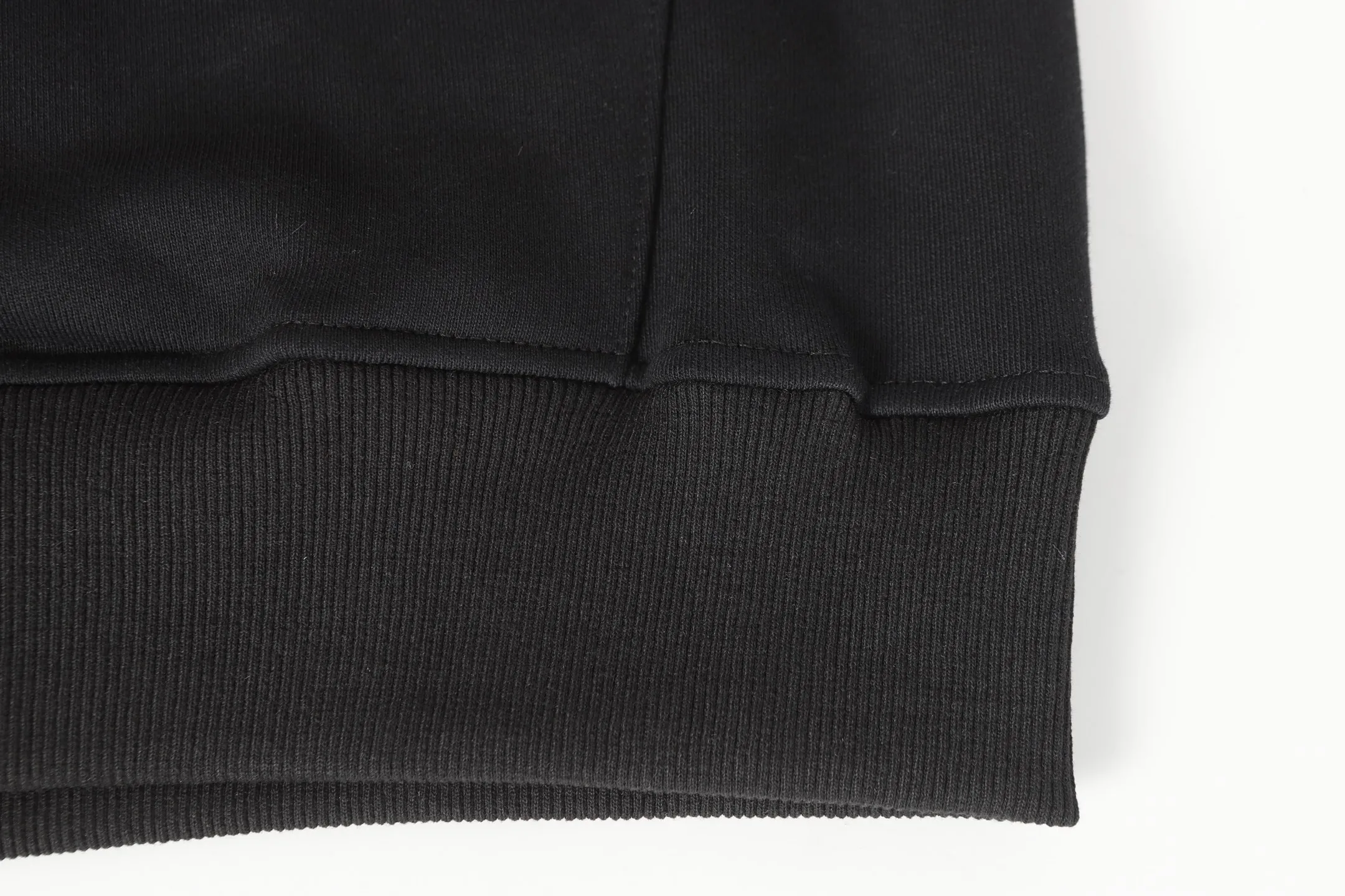 Q03—P230 -Chrome Hearts/Chrome Hearts printed zipper sweatshirt cardigan jacket -420 grams of high-density, high-quality wool, soft, delicate and skin-friendly, soft and silky to the touch, warm and skin-friendly -The hardware zipper accessories are all customized and full of details -Colour: black white -Size: S M L XL